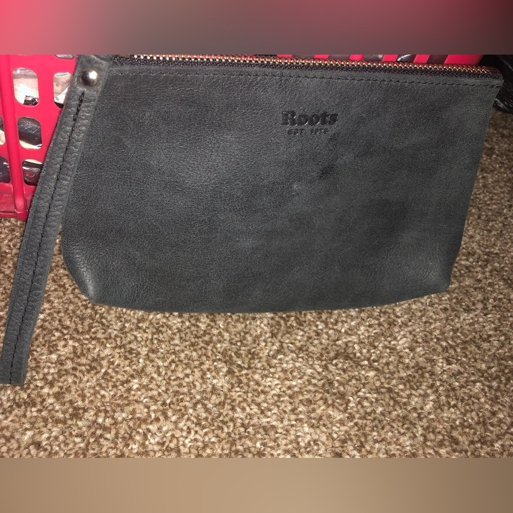 Roots Canada Leather Wristlet Charcoal Grey - Picture 2 of 4